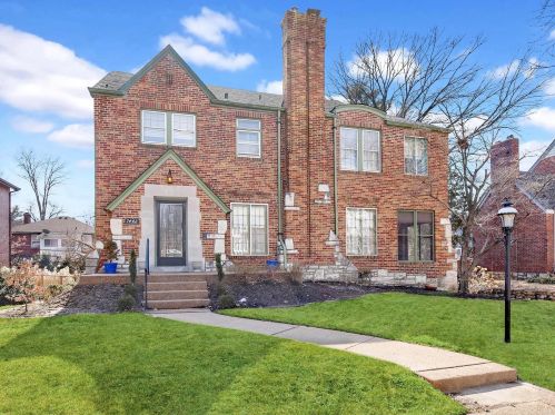 7442 Cromwell Dr, Saint Louis, MO 63105-2919