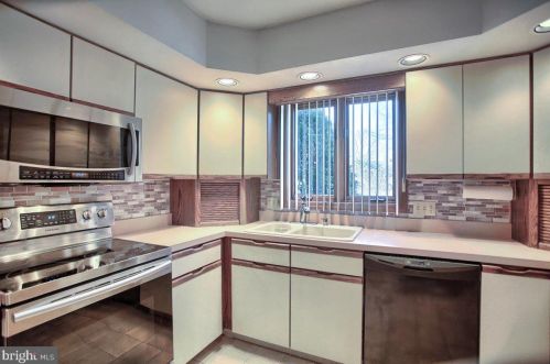 409 Dart Dr, Hanover PA 17331-1327 exterior