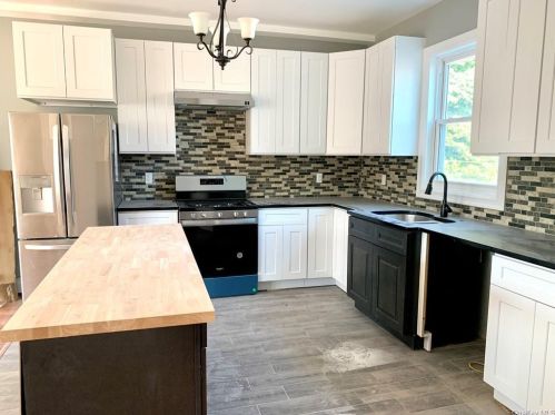 1058 White Pln Rd, Bronx NY 10462-3802 exterior