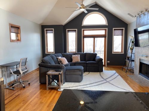 4322 Evans Ave, Chicago, IL 60653-4049