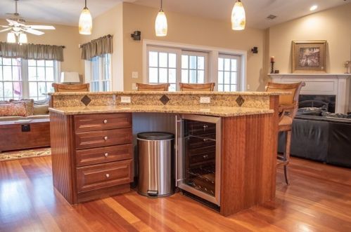 2 Camelot Dr, Worcester MA 01602-1318 exterior