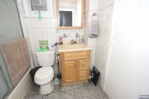 95 Clinton Pl, East Rutherford NJ 07073-1323 exterior