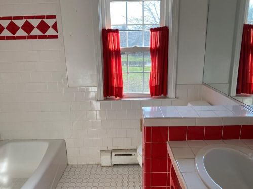 5 Longmeadow Ave, Middletown RI 02842-5247 exterior