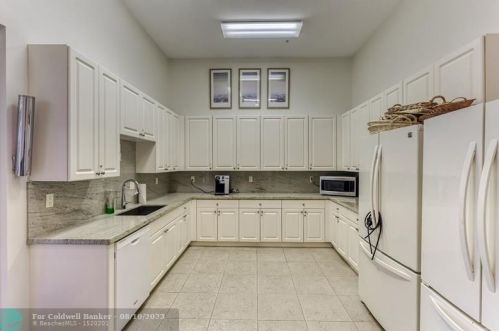 7948 Lando Ave, Boynton Beach FL 33437-6359 exterior