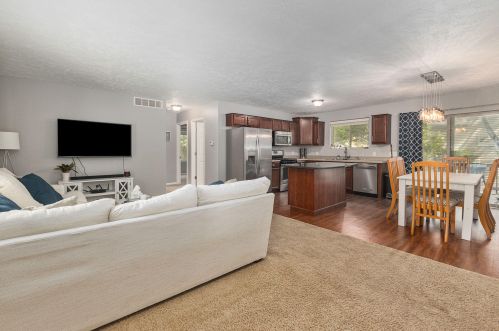 812 Grindle Dr, Lowell, MI 49331-9326