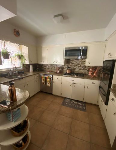 4223 68th St, Milwaukee, WI 53220-2903