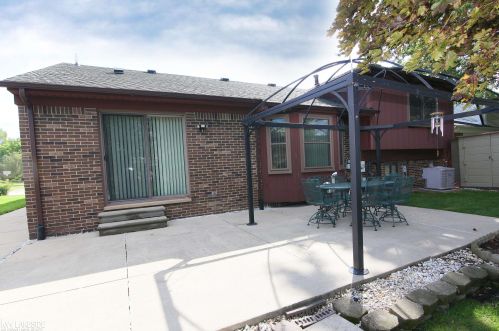 47793 Lexington Dr, Macomb Township MI 48044-2656 exterior