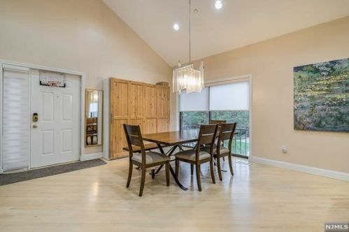 11 Lawrence Ct, Teaneck NJ 07666-6489 exterior