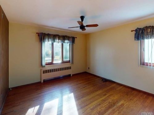 83 21 St, Huntington Station NY 11746-3257 exterior