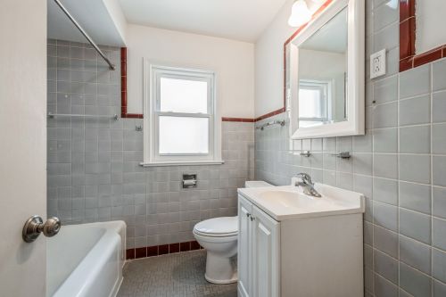 7415 Claremont Ave, Chicago IL 60645-1741 exterior