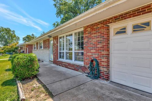 1162 Darding Dr, Saint Louis, MO 63125-3540