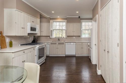 321 Central Pkwy, Mount Vernon NY 10552-1925 exterior