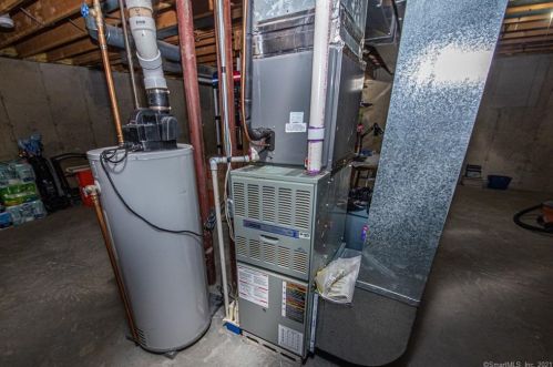 16 Misty Mdw Rd, Enfield CT 06082-3943 exterior