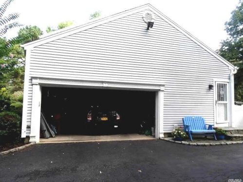 32 Pheasant Run Ln, Huntington Station NY 11746-8142 exterior