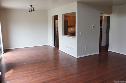 627 Ashley Cir, Rochester MI 48307-4593 exterior