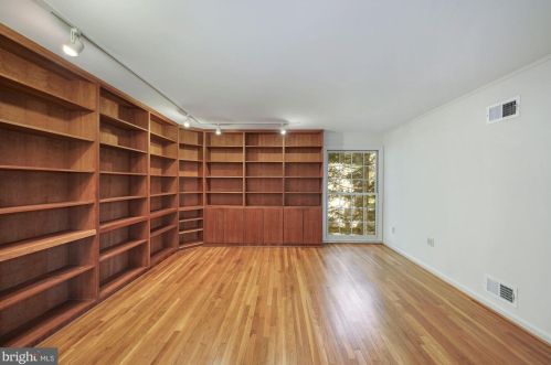 10618 Great Arbor Dr, Rockville MD 20854-4220 exterior