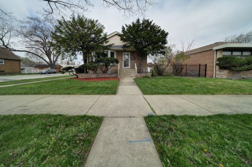 8758 Luella Ave, Chicago, IL 60617-3028