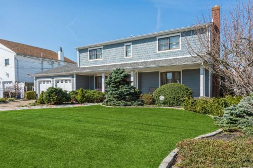 114 Midway St, Babylon, NY 11702-4325