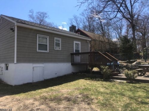 1 Sand Harbor Rd, Hopatcong, NJ 07843-1969