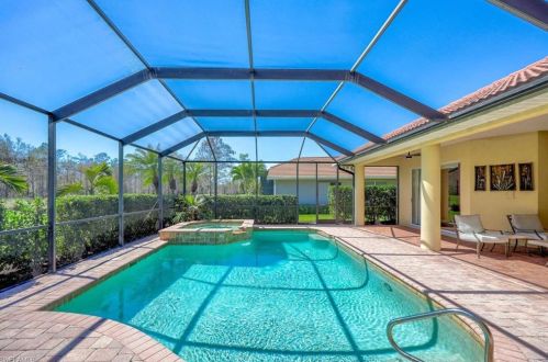 7476 Treeline Dr, Naples FL 34119-9727 exterior