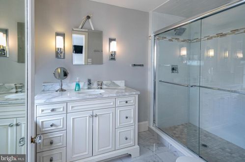 77 Cleveland Ln, Princeton NJ 08540-3050 exterior