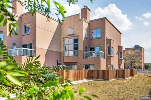 315 Livingston Ct, Edgewater NJ 07020-1639 exterior