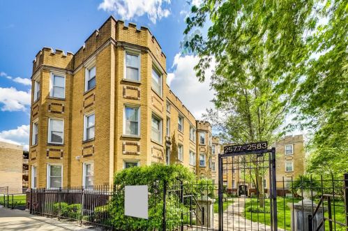 2581 Montrose Ave, Chicago, IL 60618-1505
