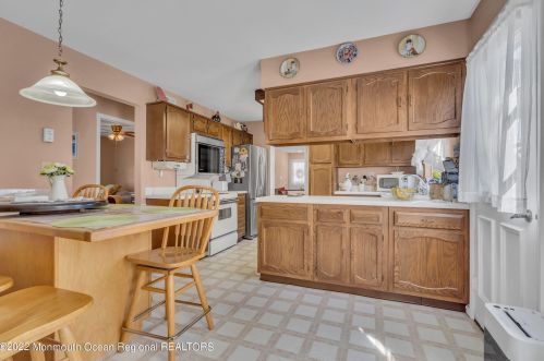 8 Gladstone Ave, Lakehurst NJ 08759-6625 exterior