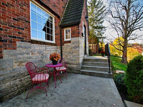 297 Newburn Dr, Pittsburgh, PA 15216-1229