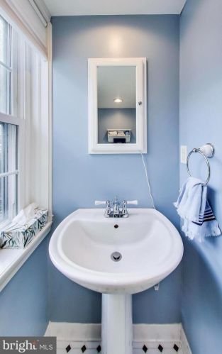 1101 Morningside Ln, Alexandria VA 22308-1042 exterior