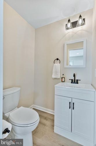 12124 Captiva Ct, Herndon VA 20191-1205 exterior