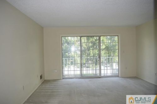 279 Kempsey Dr, New Brunswick, NJ 08902-4223