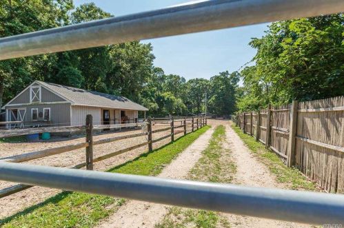 1370 Walnut Ave, Bohemia NY 11716-2110 exterior