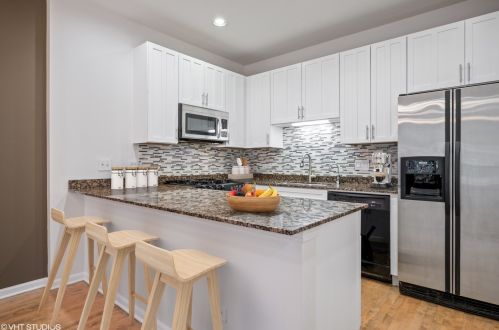 1345 Indiana Pkwy, Chicago IL  60605-2619 exterior