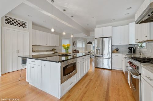 1908 Roscoe St, Chicago IL 60618-6245 exterior