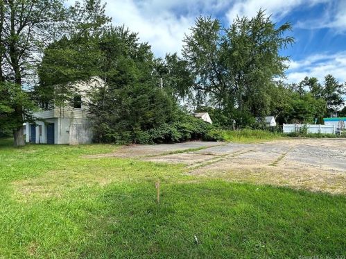 2 Enfield St, Enfield CT 06082-3653 exterior