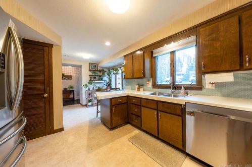 87 Mcdivitt Dr, Manchester CT 06042-2239 exterior