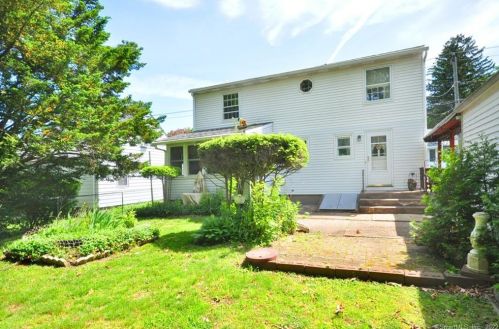 132 Walker St, Manchester CT 06040-4329 exterior