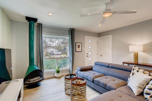 2403 Aldford Dr, Austin TX 78745-4822 exterior