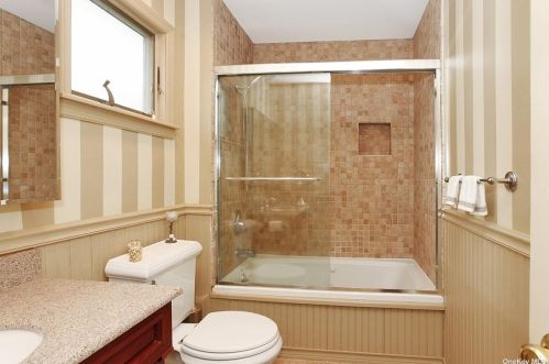 741 Park Ct, Valley Stream NY 11581-3507 exterior