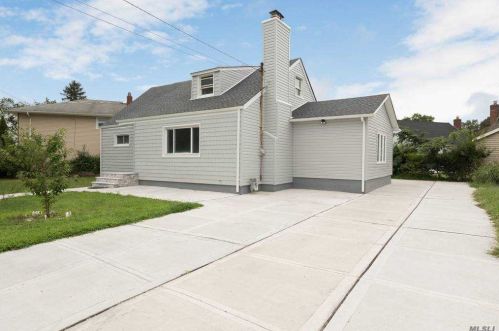 400 Emerson Pl, Valley Stream NY 11580-2805 exterior