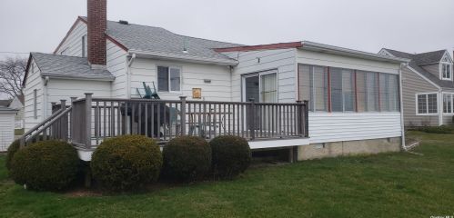 12 Lewis Cir, Babylon, NY 11702-4031