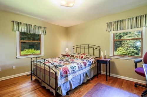 1 Cullens Hl Rd, Derby CT exterior