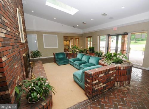 5 Meadowwood Ct, Columbus NJ 08022-1026 exterior