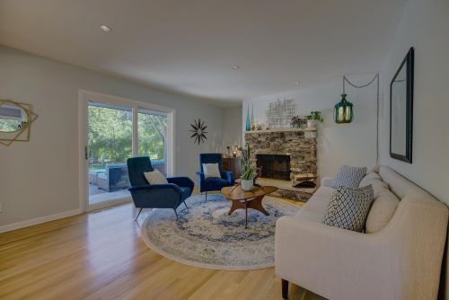 925 Bay Point Rd, Milwaukee WI  53217-1355 exterior