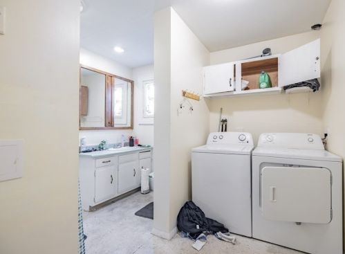 8 Maple St, Chicopee MA 01020-2626 exterior