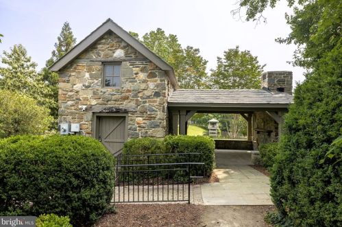 1456 Harvest Xing Dr, Mc Lean VA 22101-5651 exterior