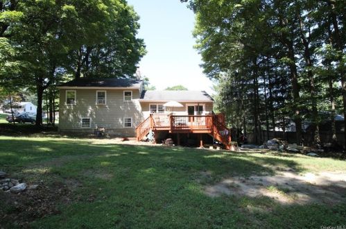 73 Mandalay Dr, Poughkeepsie NY 12603-2639 exterior