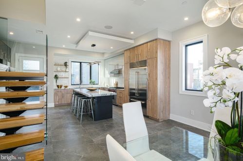 722 Broad St, Philadelphia PA 19146-3119 exterior