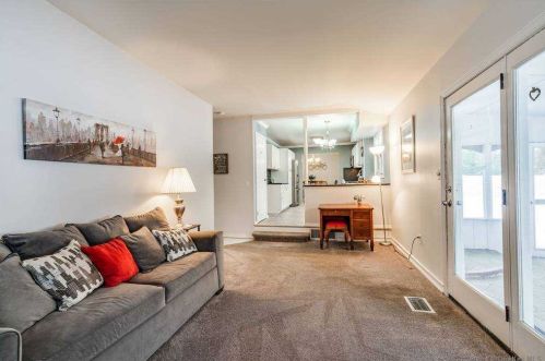 10 Pawnee Dr, Commack NY 11725-4210 exterior